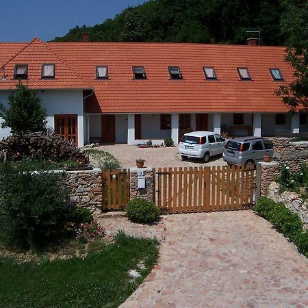 Bakonyi Apartmanhaz Eplény Buitenkant foto