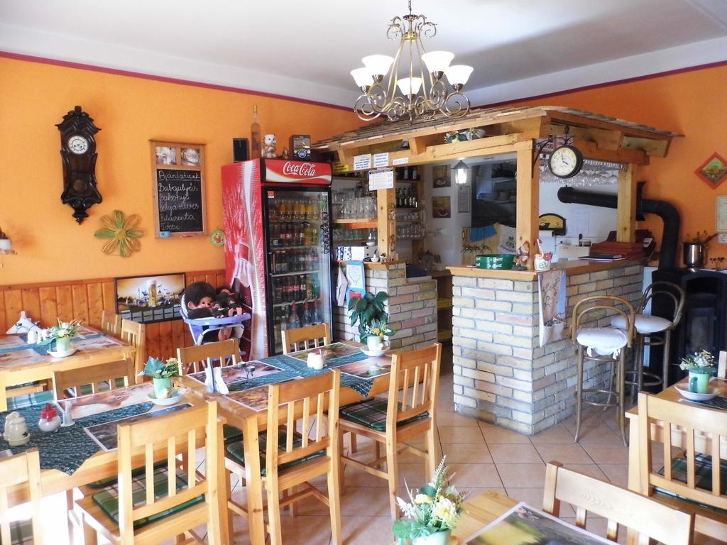 Bakonyi Apartmanhaz Eplény Buitenkant foto