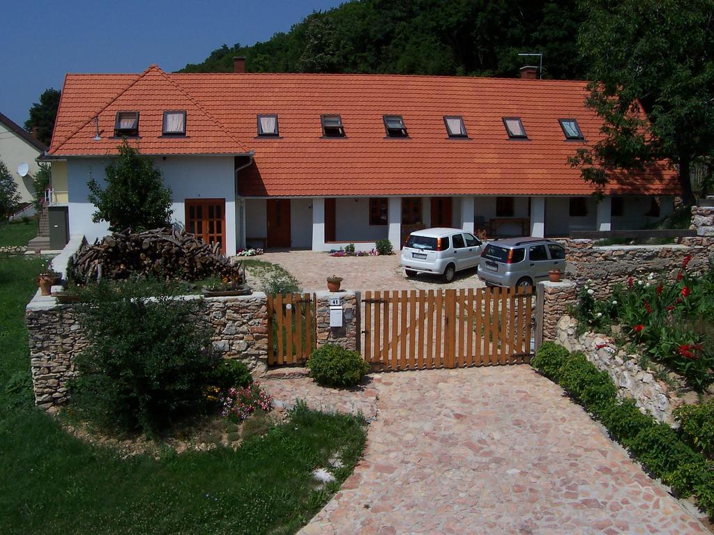 Bakonyi Apartmanhaz Eplény Buitenkant foto