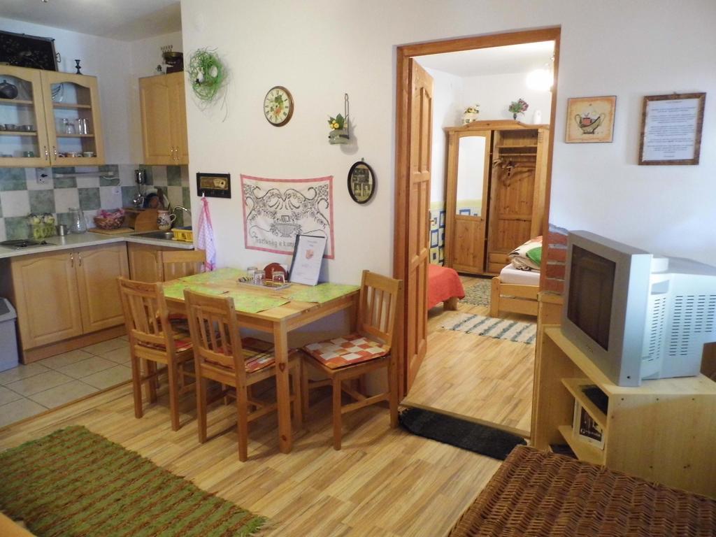 Bakonyi Apartmanhaz Eplény Buitenkant foto