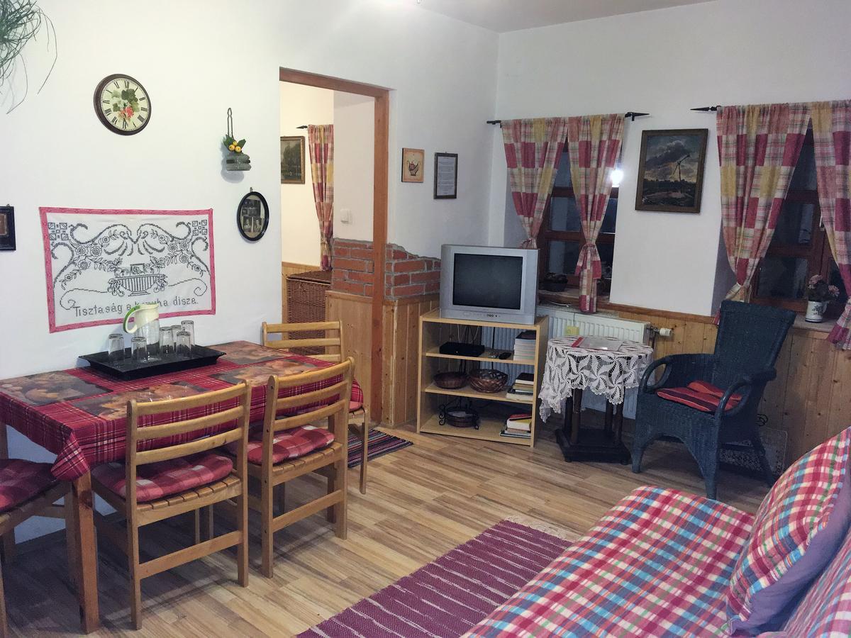 Bakonyi Apartmanhaz Eplény Buitenkant foto